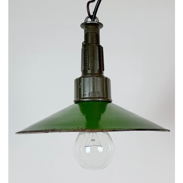 1960s Industrial Green Enamel Military Pendant Lamp with Cast Aluminium Top, 1960s For Sale - Image 5 of 18
