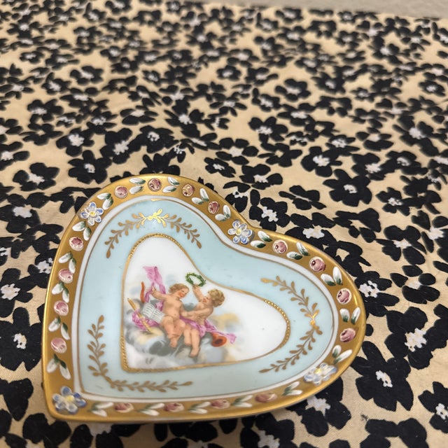 French Sèvres-Style Porcelain Heart Trinket Dish With Hand-Painted Cherubs For Sale - Image 3 of 4