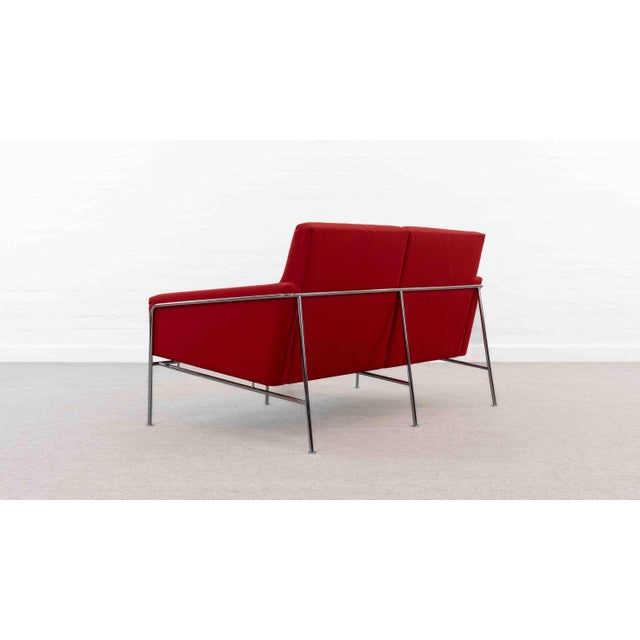 2000 - 2009 Model 3300 Airport Sofa by Arne Jacobsen for Fritz Hansen, 2002 For Sale - Image 5 of 18