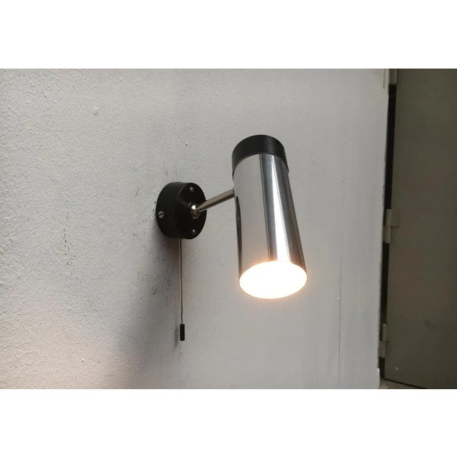 Simple wall spotlights from the Dutch manufacturer Hala based on a design by Busquet from the 1960s. The lamp head shows...