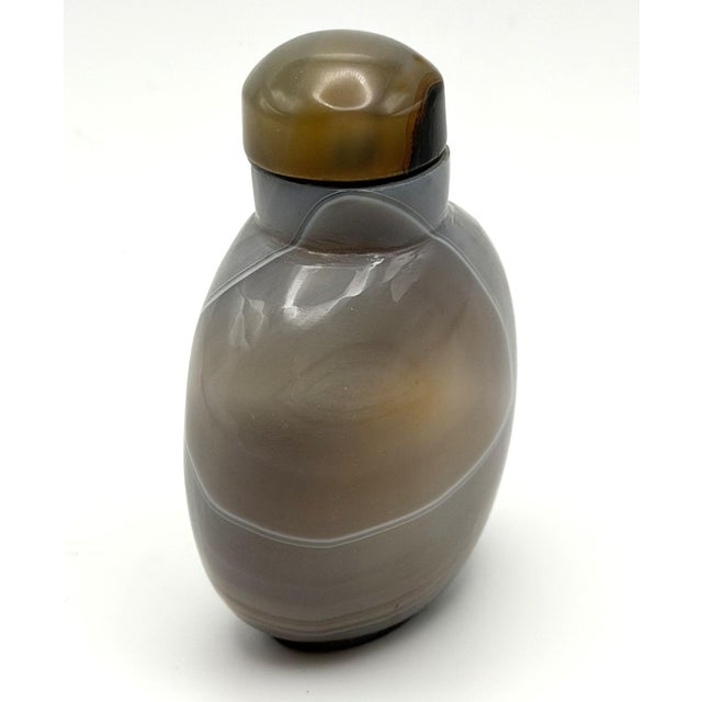 Chinese Vintage Well Hollowed Banded Agate Snuff Bottle For Sale - Image 3 of 14