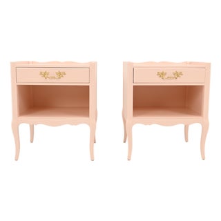 Henredon French Provincial Louis XV Style Pink Lacquered Nightstands, Pair | Newly Refinished For Sale