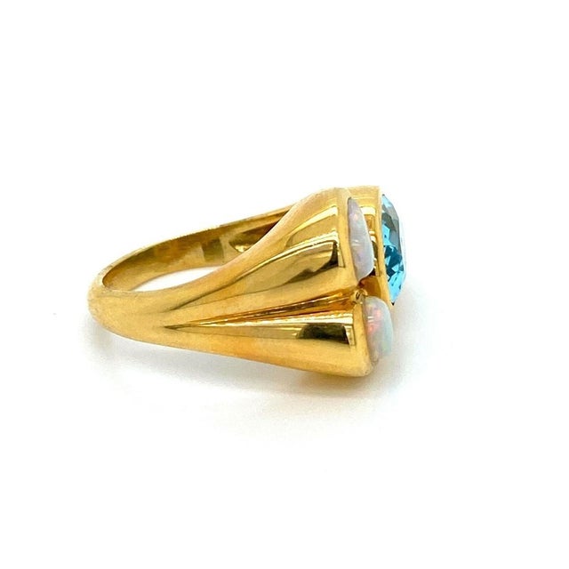 Mid 20th Century Blue Topaz & Fire Opal 18k Yellow Gold Floral Ring - Size 7.5 For Sale In Miami - Image 6 of 8