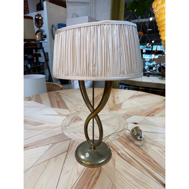 Metal 1950s Italian Brass Table Lamp With Twisted Loop Base and Pleated Shade For Sale - Image 7 of 8
