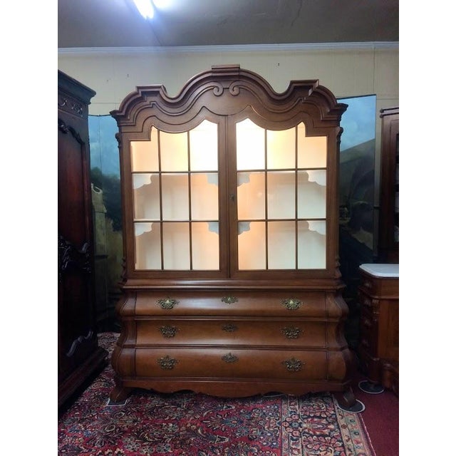 French Provincial Vintage Henredon China Cabinet, Dorothy Draper Collection For Sale - Image 3 of 9