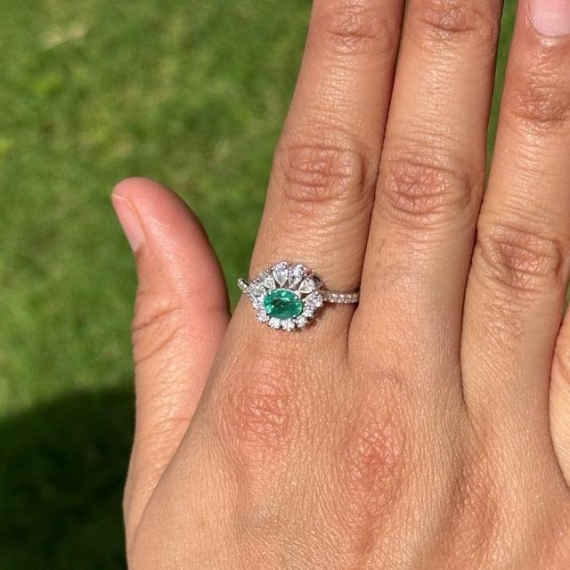 Art Deco Vintage-Inspired Natural Emerald Diamond Sunburst Halo Ring in 18k Gold Size 4 For Sale - Image 3 of 16