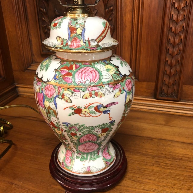 Chinoiserie Mid 20th Century Chinoiserie Famille Rose Medallion Ginger Jar Lamp For Sale - Image 3 of 6