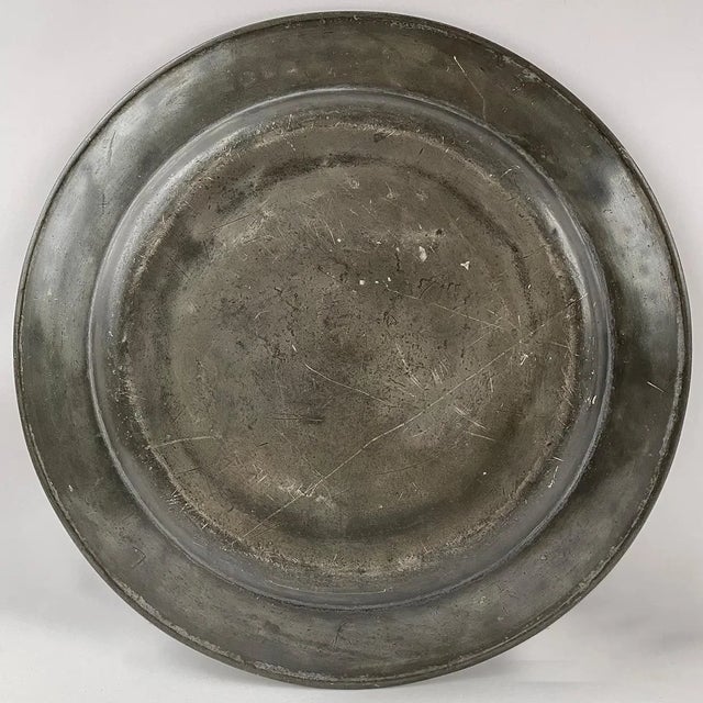 DETAILS A large round antique British pewter charger plate. STYLE Georgian PLACE OF ORIGIN England | United Kingdom MARKS...