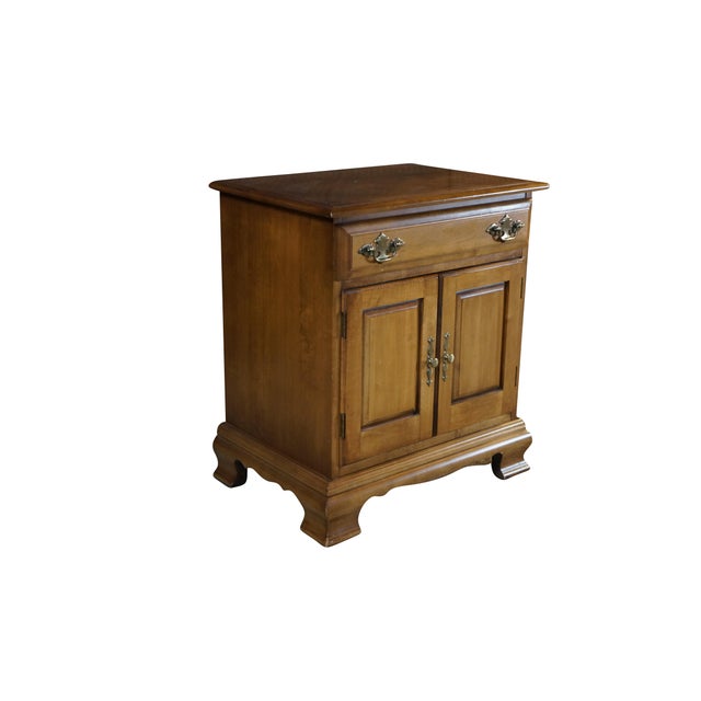 This vintage Sumter Cabinet Company nightstand features a classic Colonial or Early American design crafted from solid...