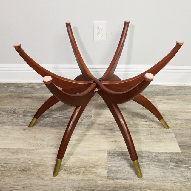 Mid-Century Modern 1950s Brass Tray Table · Chinese Export · Folding Spider Leg Base · Mahogany and Brass For Sale - Image 3 of 13