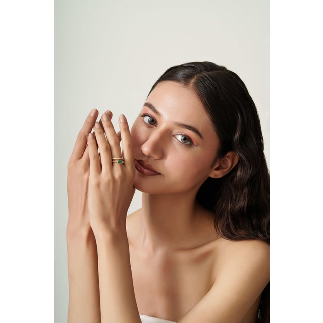 Modern 2.47Ct Emerald & Diamond Double Band Ring in 14k Yellow Gold Size 6 For Sale In New York - Image 6 of 16