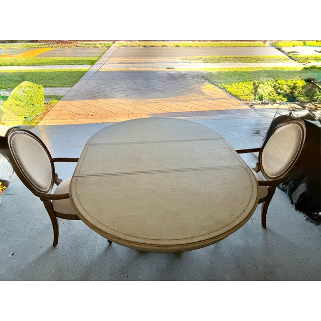 Arrondissement Tour Marais Table Round/Oval Extensible For Sale In Miami - Image 6 of 10
