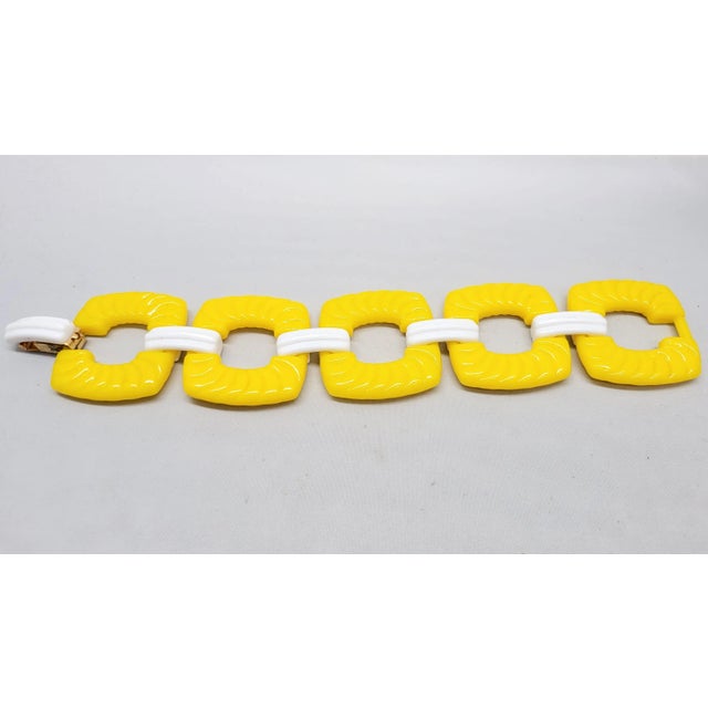 1970s Vintage 1971 Signed Napier Yellow & White Lucite Link Bracelet For Sale - Image 5 of 9