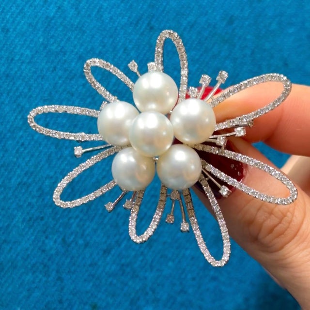 4.25 CT Antique Pearl and Diamond Brooch For Sale In New York - Image 6 of 6