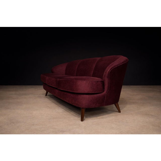 Wood “Concha” Sofa in Plum Mohair Velvet, Joaquim Tenreiro, Brazil, 1960s For Sale - Image 7 of 15