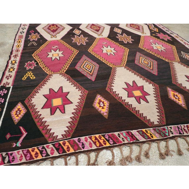 Galerie Shabab Collection Mid-20th Century Handmade Turkish Tribal Flatweave Kilim Room Size Carpet For Sale In New York - Image 6 of 8