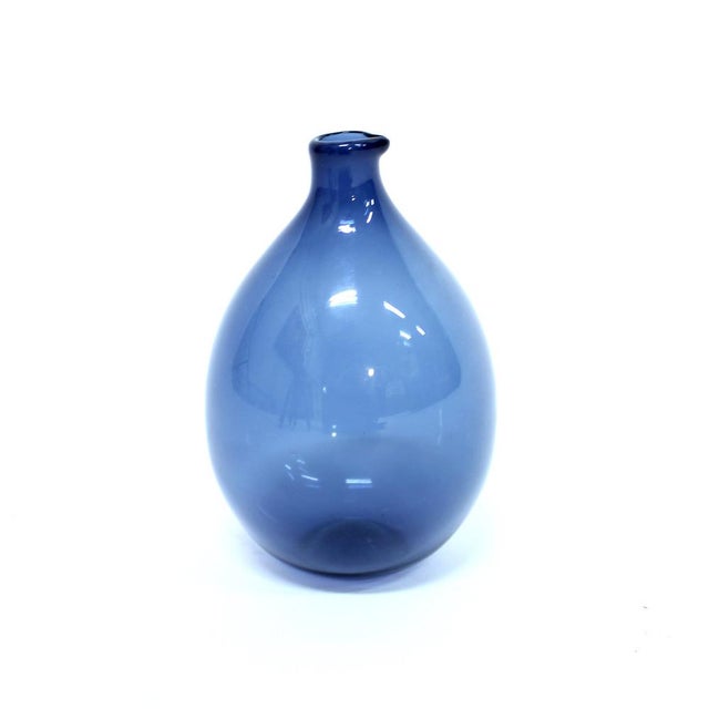 The famous bird bottle by Finnish design icon Timo Sarpaneva for Ittala. The model was designed in 1956. This example is...