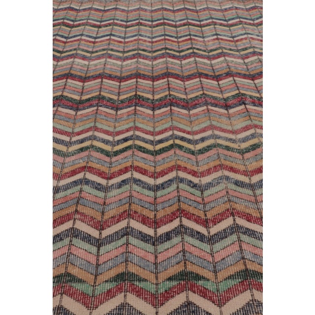 1960s Vintage Turkish Rug With Distressed Chevron Pattern in Multicolor - Rug & Kilim For Sale - Image 5 of 10