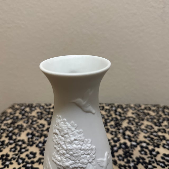 Mid-Century Modern White Bisque Porcelain Hummingbird & Lilac Vase by Cheryl Johnson for Goebel For Sale - Image 4 of 8