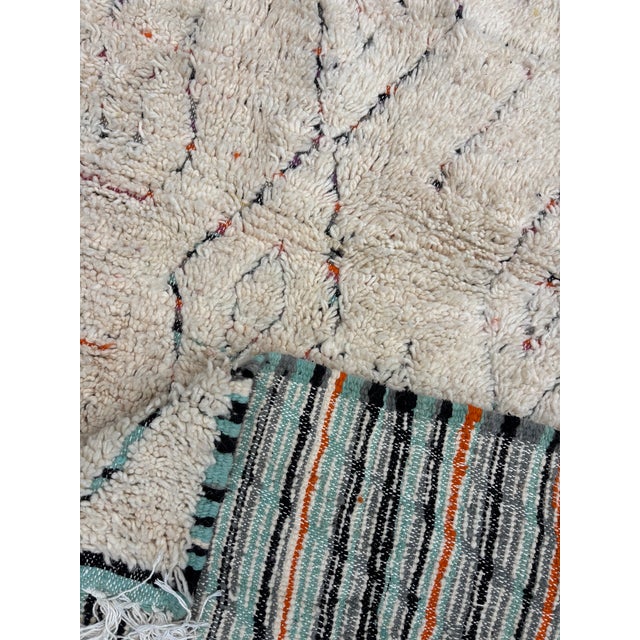 White Vintage Moroccan Beni Ouarain Handmade Rug in Wool, 2010s For Sale - Image 8 of 9