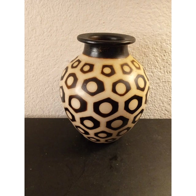 1990s Signed Segundo Carmen Chulucanas Folk Art Pottery Geometric Vase Made in Peru For Sale - Image 4 of 5