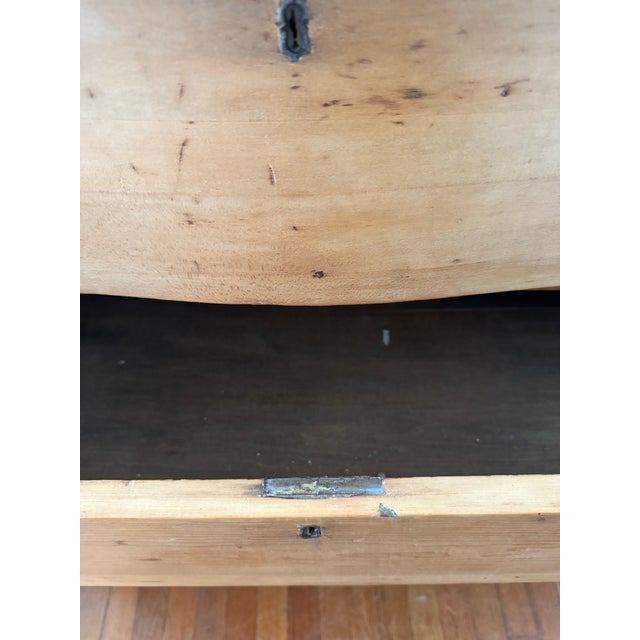 Wood Early 19th Century American Scrubbed Pine Chest of Drawers For Sale - Image 7 of 11