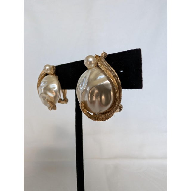 1950s 1950s Kramer Mabe Pearl and Gold Earrings, Pair For Sale - Image 5 of 8