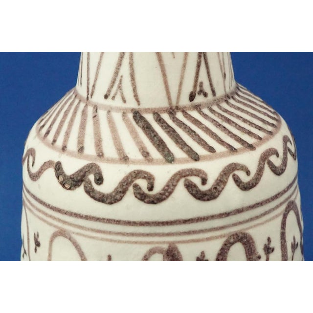 Beige Early 1900s Century ceramic vase by Guido Gambone from CAS Vietri manufacturing, Vietri, Italy For Sale - Image 8 of 16