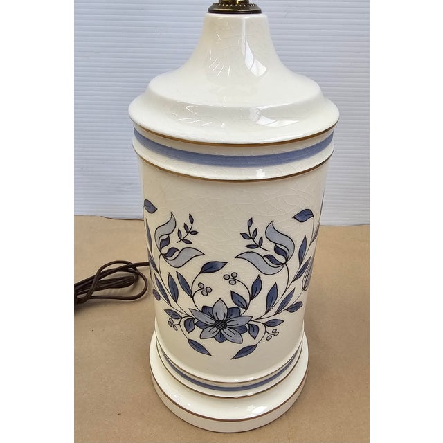 Mid-Century Crackled Finish Porcelain Off-White and Blue Flower Jar Table Lamp For Sale In Washington DC - Image 6 of 10