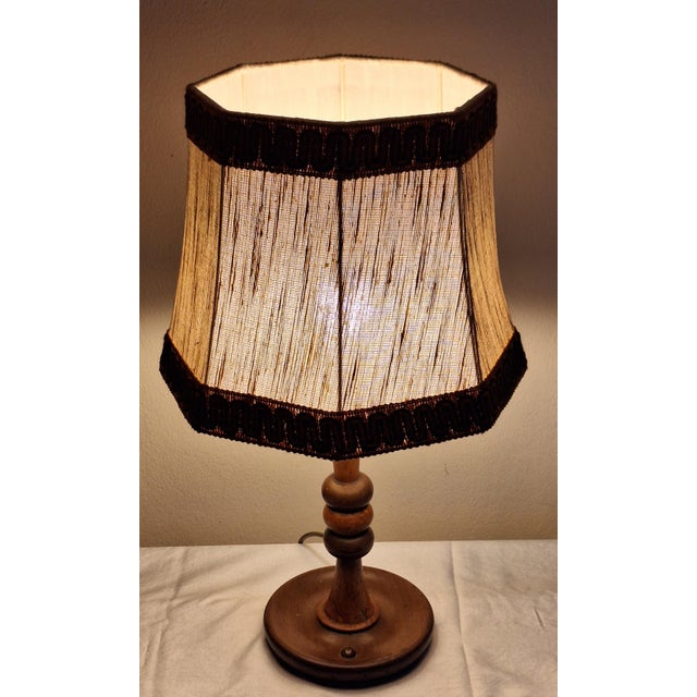 Antique Art Deco German Table Lamp with Turned Base in Maple and Walnut Wood and Beige Fabric Shade, 1920s For Sale - Image 3 of 7