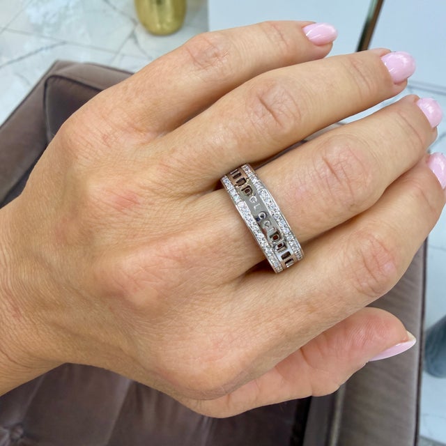 Silver Men’s Retired Gucci 18k White Gold 0.99ctw Diamond Eternity Spinning Band Ring, Size 10 For Sale - Image 8 of 8