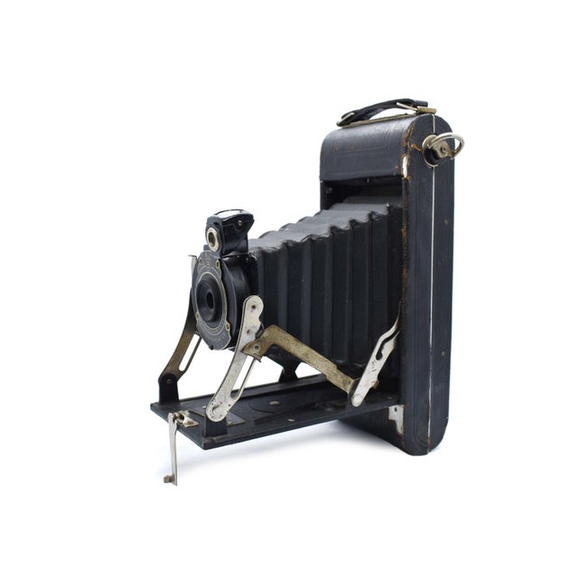 This striking No. 1A Pocket Kodak Series II folding camera is a quintessential piece of early 20th-century photographic...