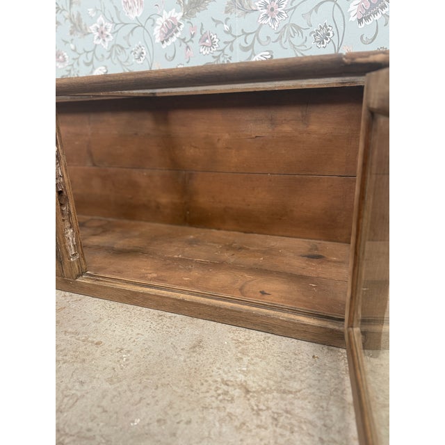 A fauvette, straight out of a bygone era. This long, solid oak shopfront from the early 20th century has seen the hands of...