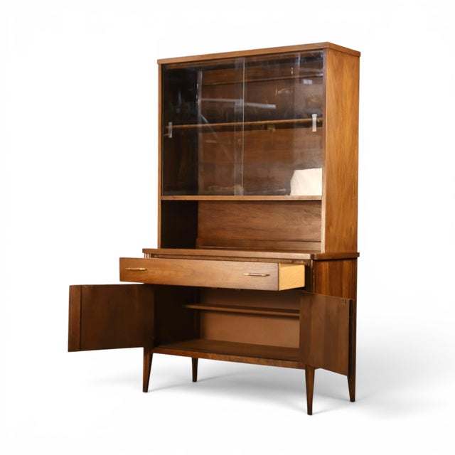Broyhill Saga Vintage Mid Century Modern Petite China Cabinet C. 1960s For Sale - Image 11 of 16