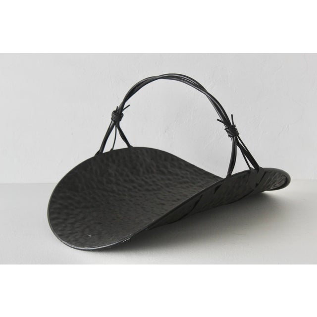 1990s Vintage Curved Hammered Cradle Black Metal Firewood Log Holder Wire Wrapped Handle For Sale - Image 5 of 15