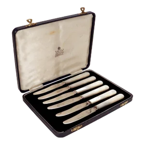 Boxed Set of 6 Garrard & Co Sterling Silver & Mother-Of-Pearl Caviar Knives