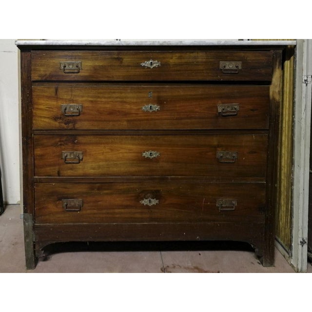 1930s Como Chest of Drawers in Walnut with 4 Drawers and White and Grey Marble Top, Italy, 1930 For Sale - Image 5 of 5