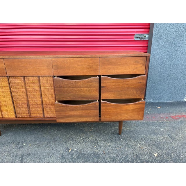 1960s Vintage Mid Century Walnut Dresser/Credenza by Mainline by Hooker For Sale - Image 5 of 10