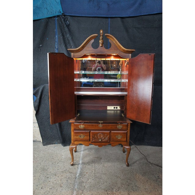 1980s American Drew Queen Anne Style Cherry Highboy Dry Bar Liquor Display Cabinet For Sale - Image 13 of 16