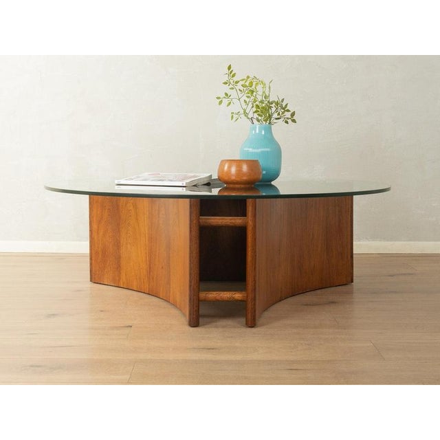 1960s Coffee Table accomplished design: perfect proportions and noticeable attention to detailhigh-quality craftsmanship...