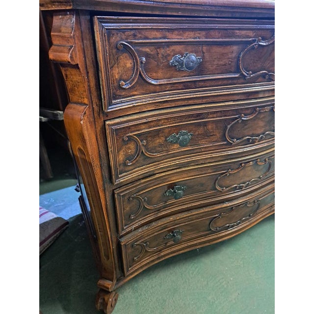 Piedmontese Chest of Drawers in Walnut For Sale - Image 4 of 7