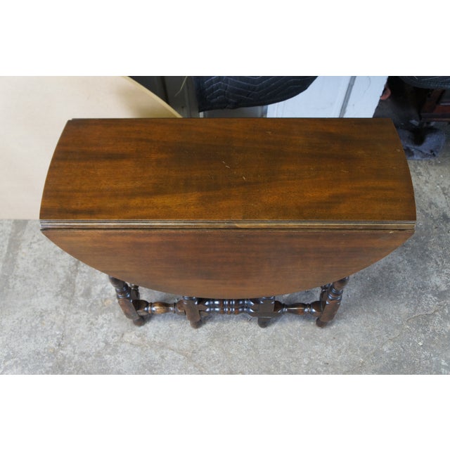 Early 20th Century Antique William and Mary Style American Oak Dropleaf Gateleg Console Hall Table For Sale - Image 5 of 11