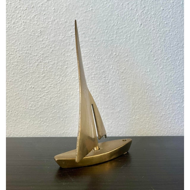 Enesco, Apparence Vintage Mid-Century Brass Sailboat Sculpture For Sale - Image 4 of 11