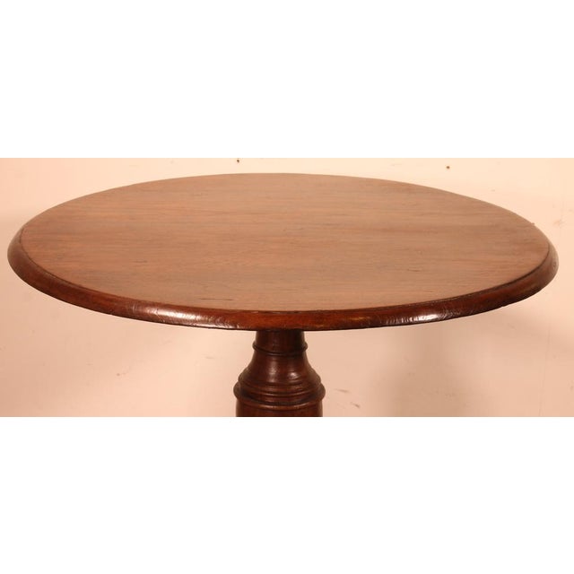 Elegant Portuguese oak pedestal table from the 19th century Very beautiful center table which with its rustic side stands...