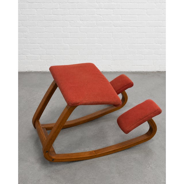 Westnofa Furniture Mid Century Modern Westnofa Balans Variable Kneeling Chair – Original Norwegian Ergonomic Bentwood Chair in Red Upholstery For Sale - Image 4 of 8