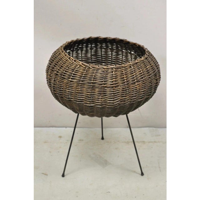 Vintage Mid Century Modern Arthur Umanoff Style Wicker Rattan Wrought Iron Planter Stand. Item features a wrought iron...