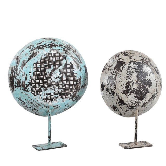 1970s Industrial Metal Sieve Tabletop Sculpture | Rustic Farmhouse Centerpiece on Stand | Distressed Blue Gray Kitchen Tool Home Decor For Sale In Houston - Image 6 of 6