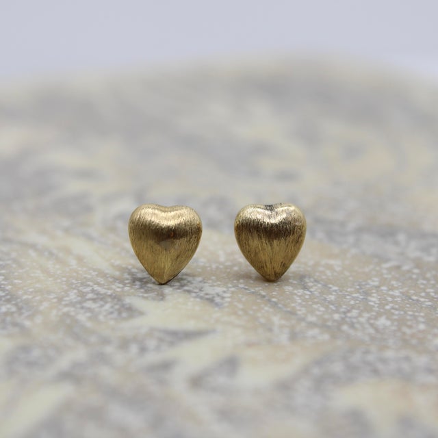 Vintage 14k Gold Puffy Heart Florentine Finish Stud Earrings, Pair For Sale In Los Angeles - Image 6 of 7