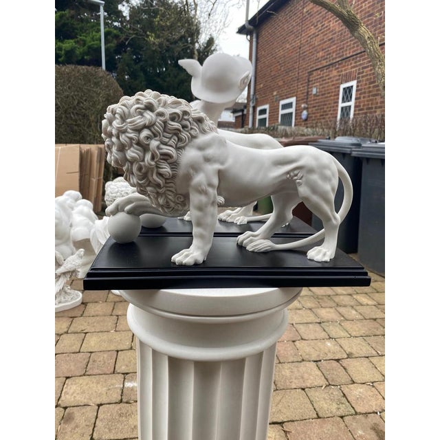 This impressive pair of 20th-century marble sculptures, the Medici and Vacca lions, captures the grandeur and elegance of...