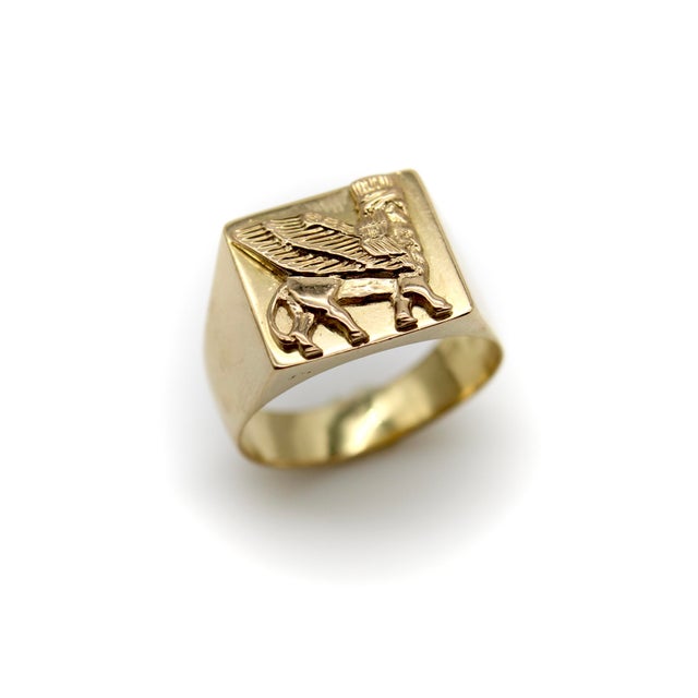 1980s Vintage 18k Gold Lamassu Men’s Signet Ring, Size 12.75 For Sale - Image 4 of 10